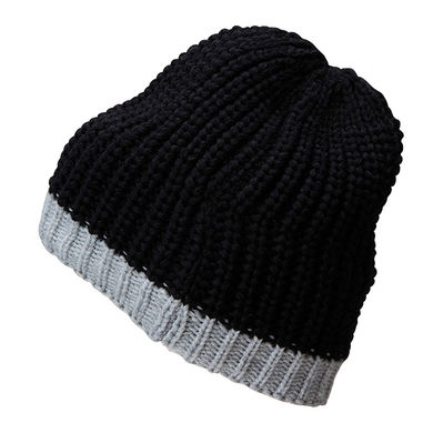 Двуцветна плетена шапка С950